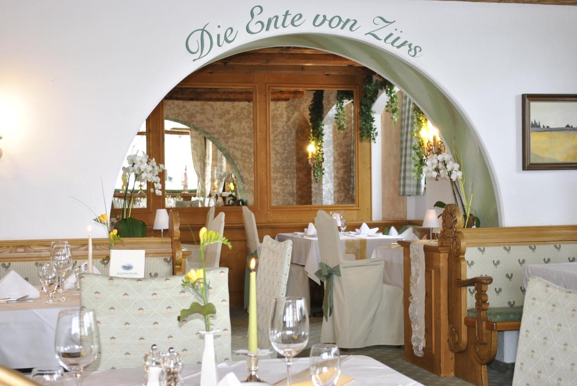 Hotel Albona Nova Zürs Exteriör bild